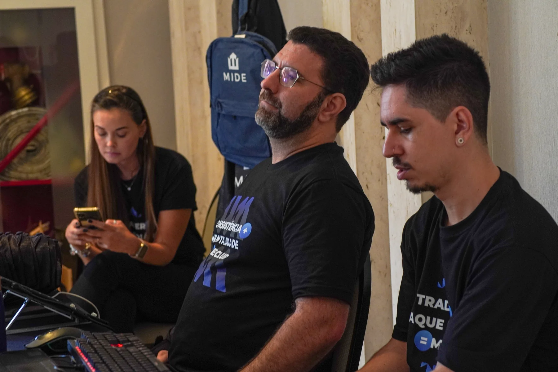 Equipe de produção trabalhando durante um evento presencial da MIDE