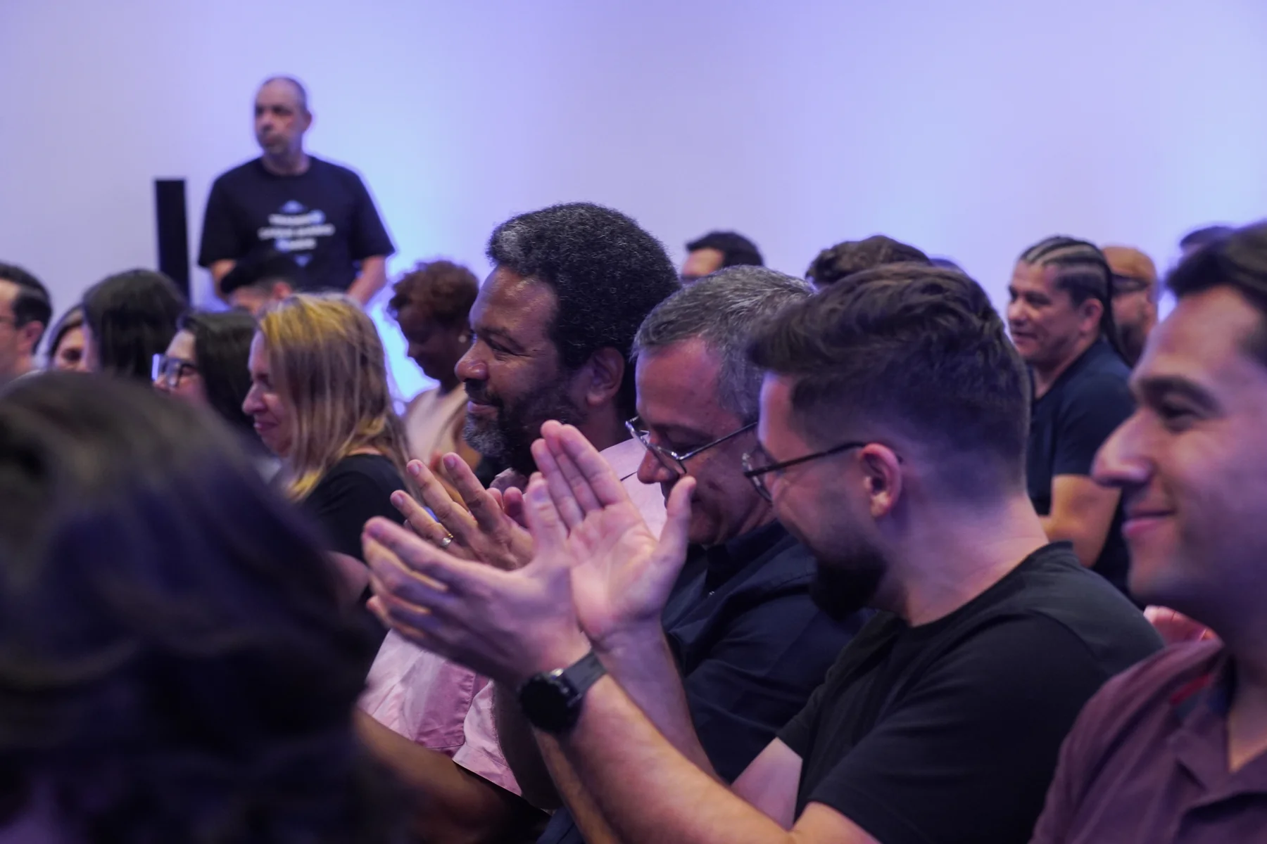 Público acompanhando e aplaudindo uma apresentação da MIDE