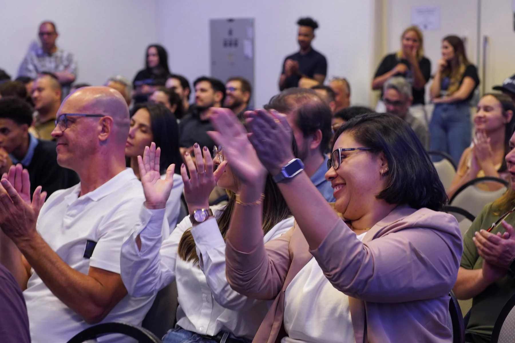 Participantes sorrindo durante uma palestra da MIDE