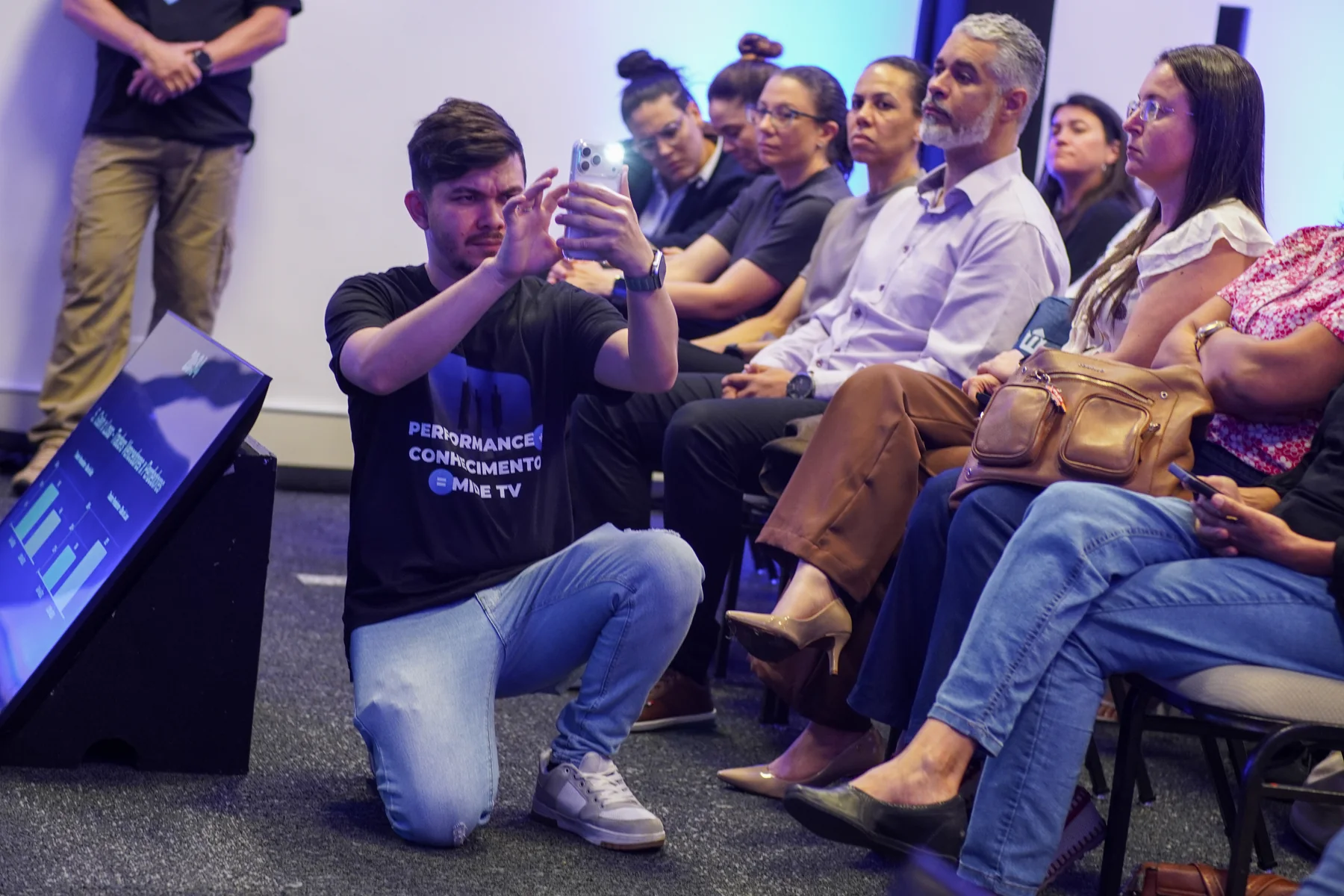 Fotógrafo registrando o público durante o evento