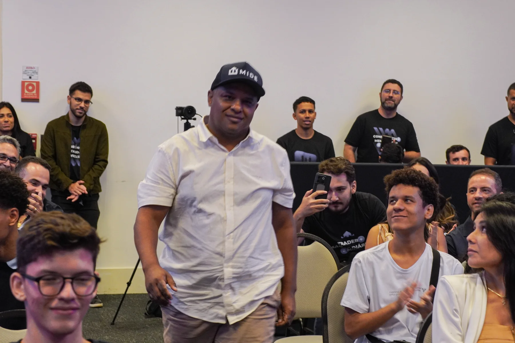 Participante sendo recebido pelo público da MIDE
