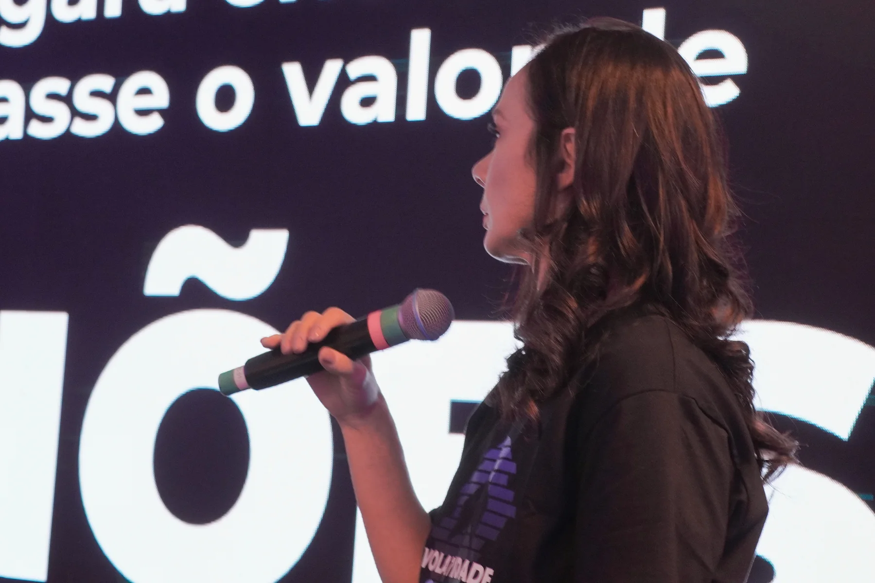 Palestrante conduzindo uma conversa no evento