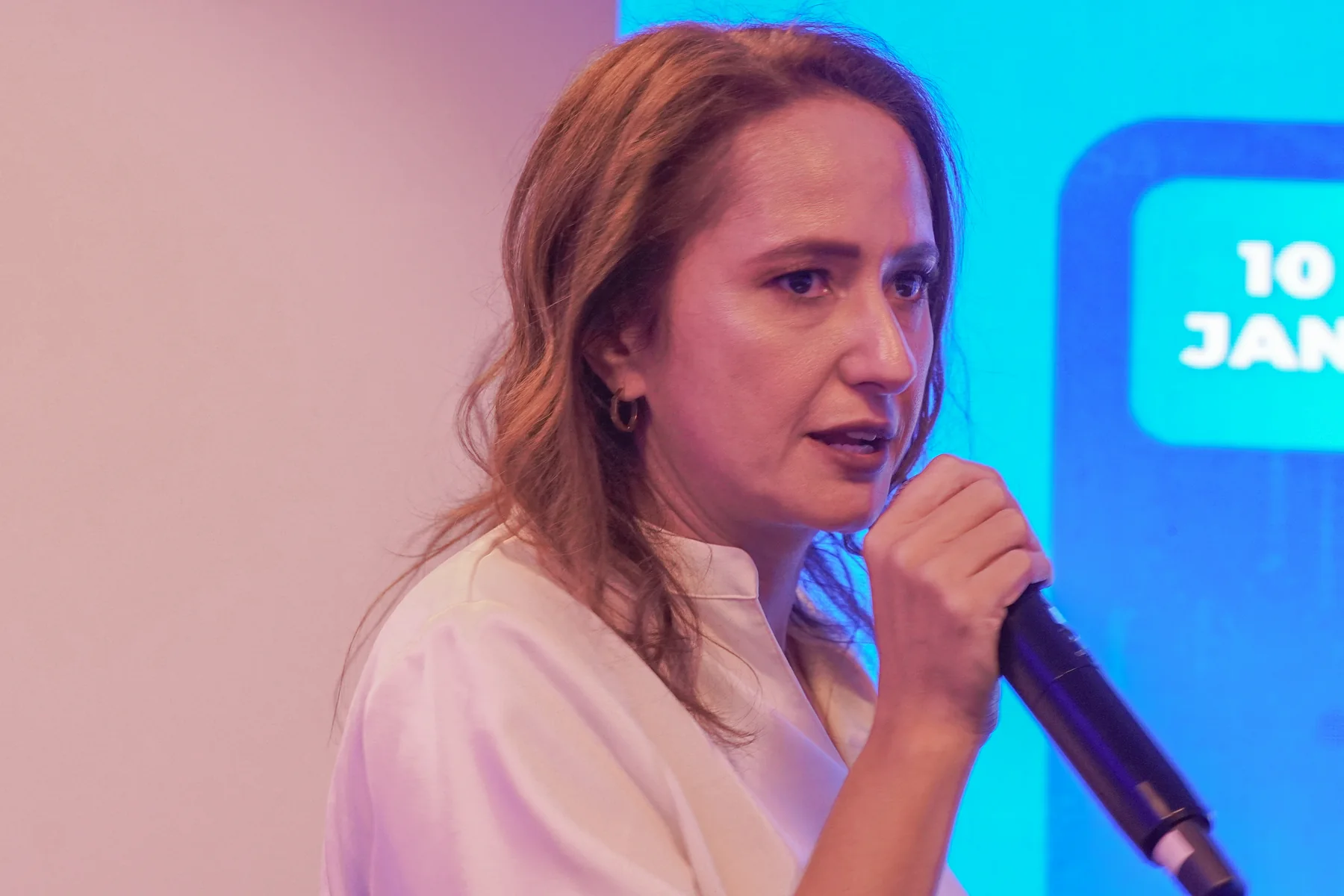Apresentadora falando para a comunidade MIDE