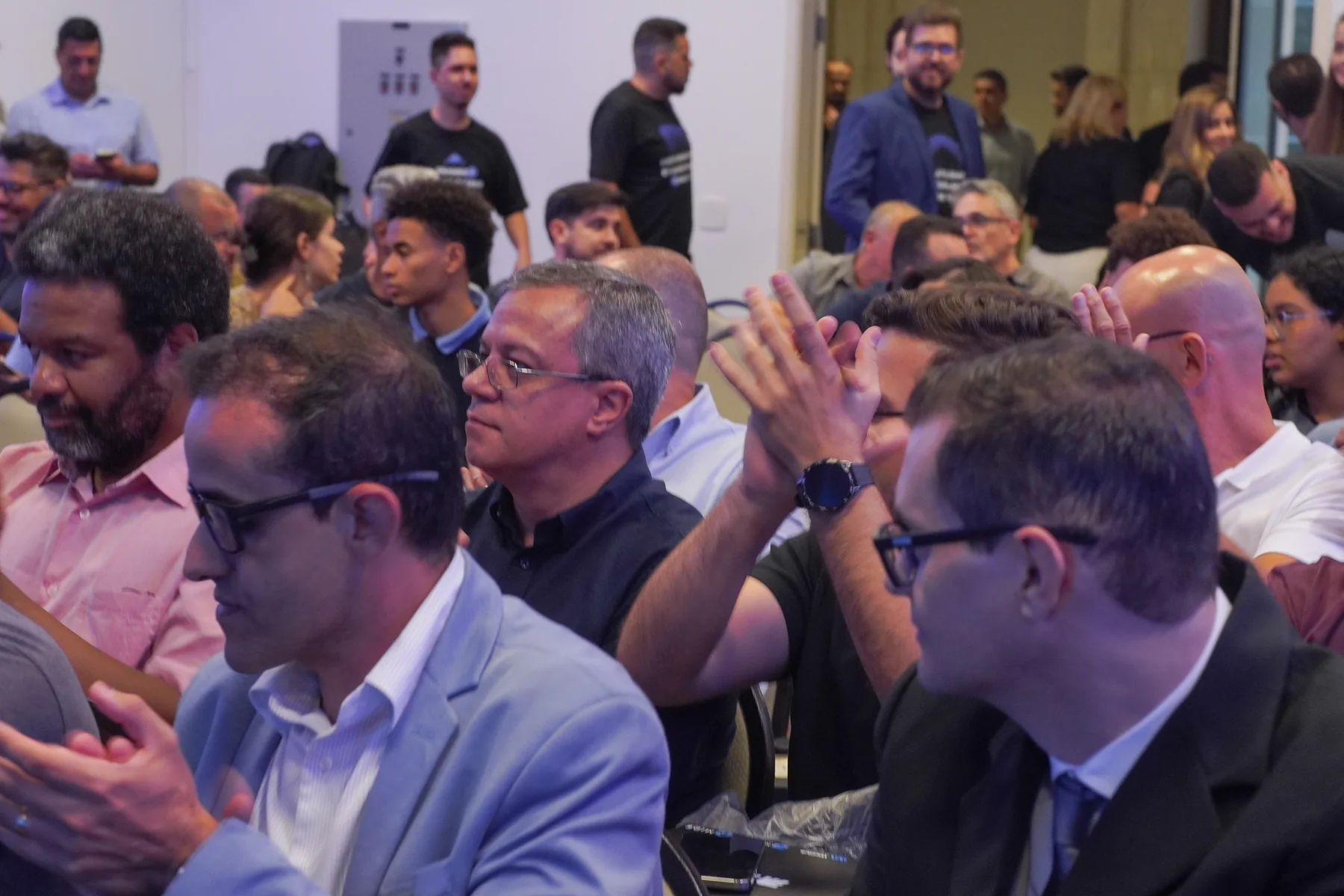 Público aplaudindo durante um encontro presencial