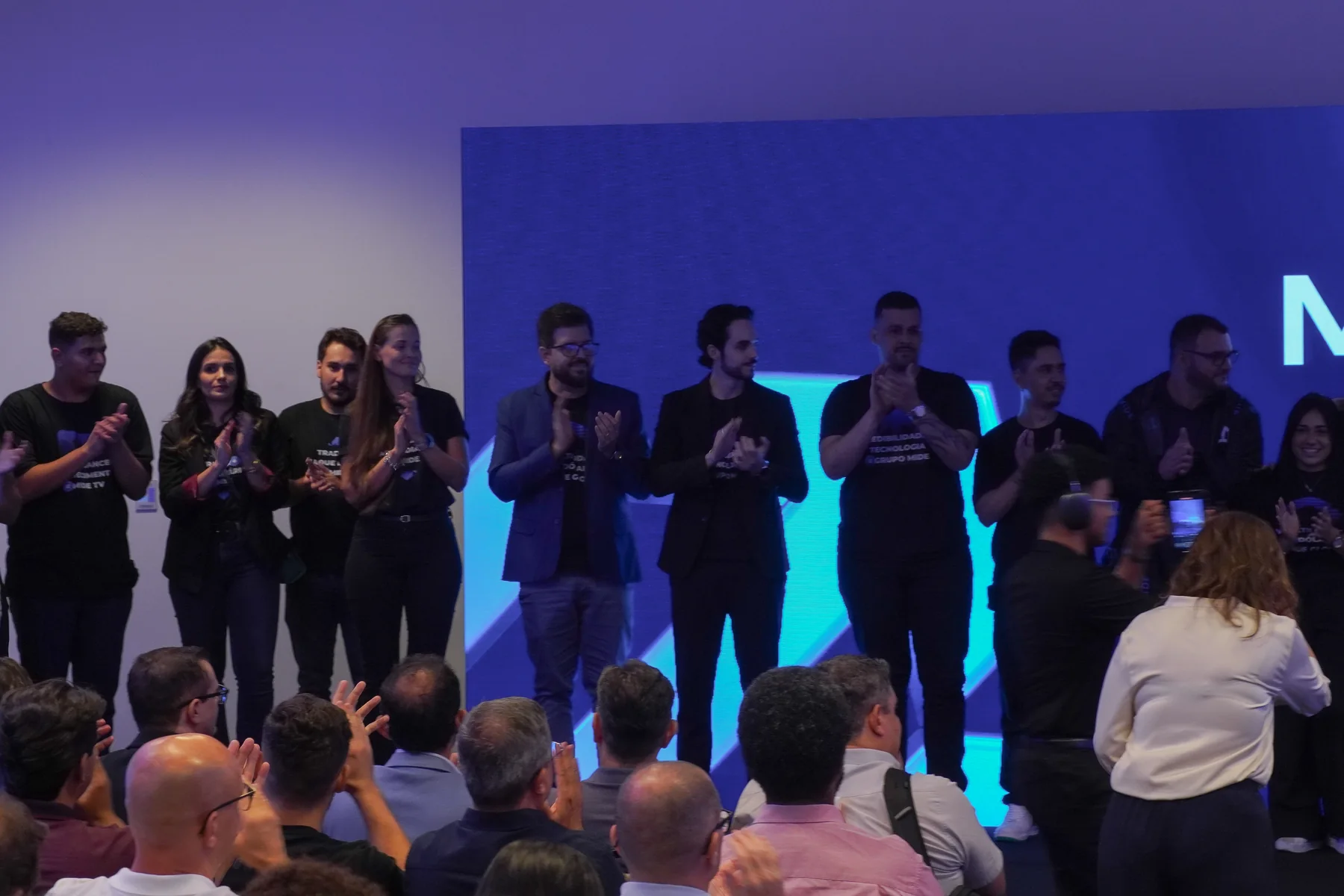 Convidados reunidos no palco da MIDE