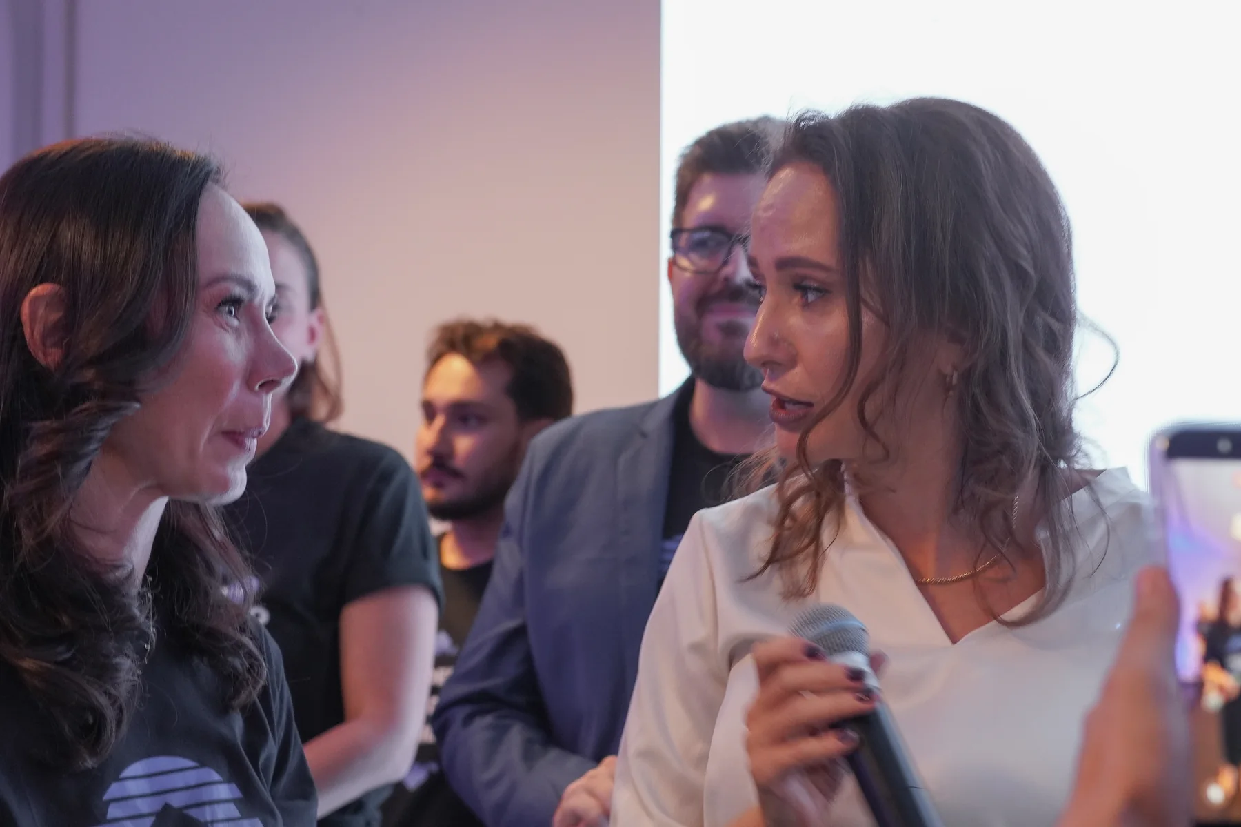 Participantes conversando durante o evento da MIDE